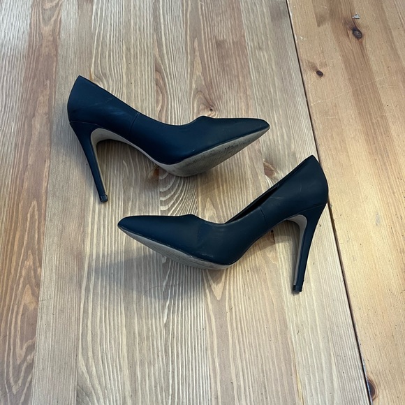 Elegant Black Stiletto Heels with Sleek Design and Comfortable Fit - Picture 4 of 4